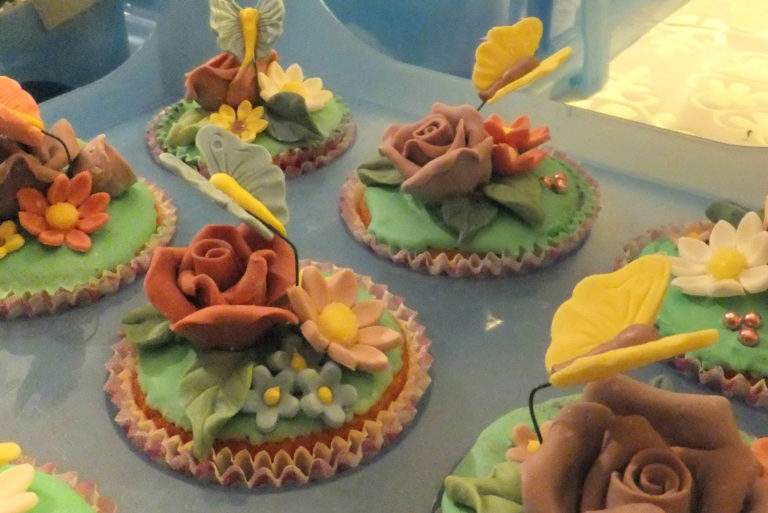Muffin decorati con farfalline di zucchero 7