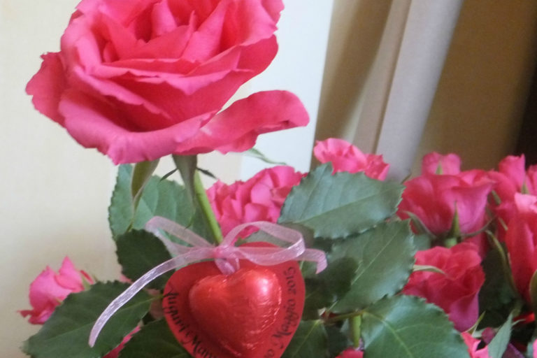 Rose e cioccolatini per la Festa della Mamma 1
