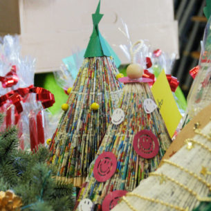 Mercatino della scuola decorazioni natalizie in materiale riciclato 11