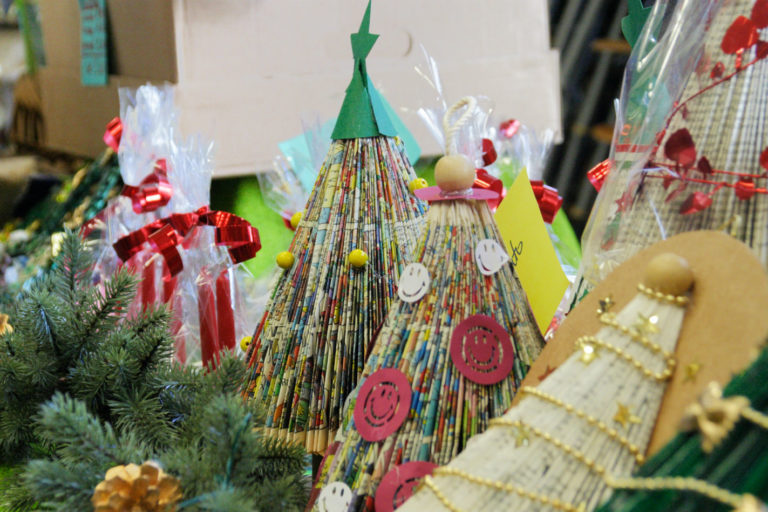 Mercatino della scuola decorazioni natalizie in materiale riciclato 11
